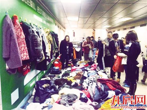 轮渡地下通道出现爱心墙 可按需免费自取衣物-九房网