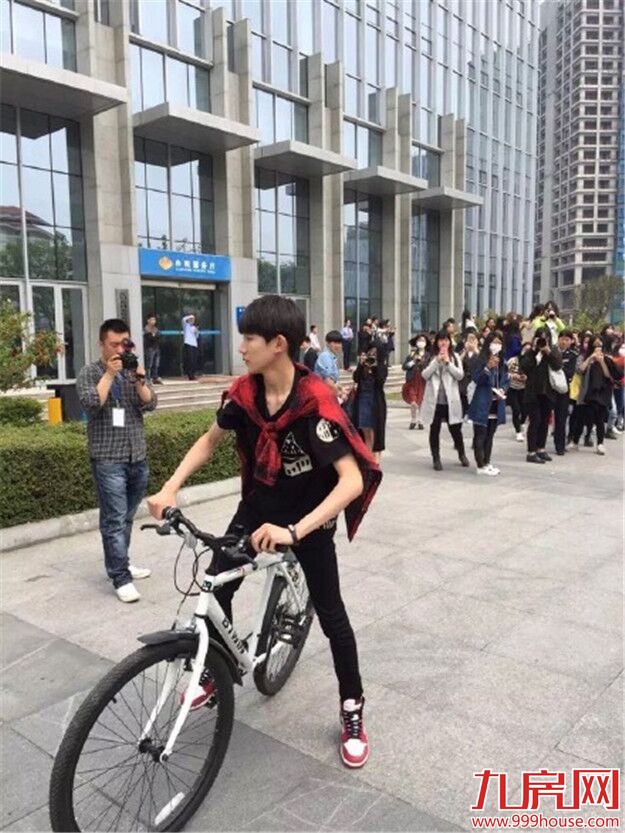 TFBOYS现身观音山拍戏 骑自行车引发粉丝尖叫——九房网