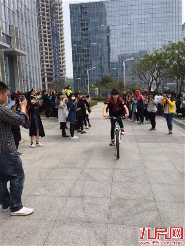 TFBOYS现身观音山拍戏 骑自行车引发粉丝尖叫——九房网