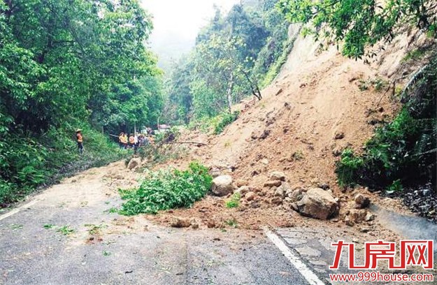 同安一山体溜方沙土覆盖两个车道 多辆公交车停运——九房网