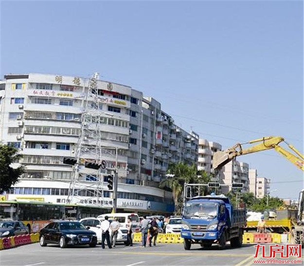 地铁1号线塘边站进行三期围挡 交叉口四个方向禁左——九房网