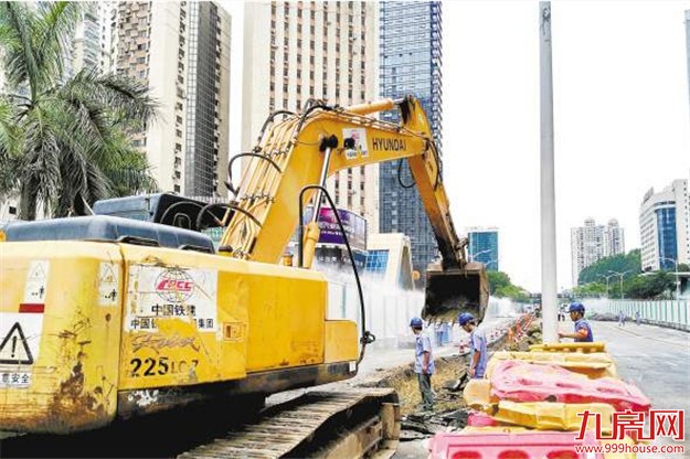 地铁2号线“半铺盖法”施工 盖板上面走车底下施工——九房网