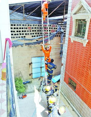 厦门各级消防官兵3天出动156次:清理高空悬挂物139处 排水排涝12起——九房网 厦门各级消防官兵3天出动156次:清理高空悬挂物139处 排水排涝12起——九房网