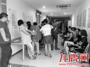 南京限购离婚扎堆：白发老人、孕妇也来离婚——九房网