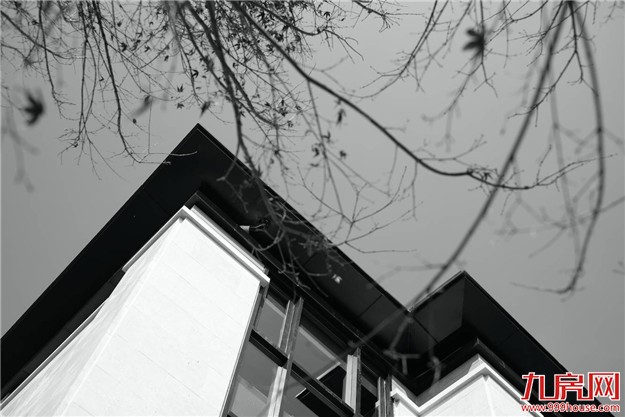 一支车队，悄悄驶入环岛路35号... &nbsp;——九房网