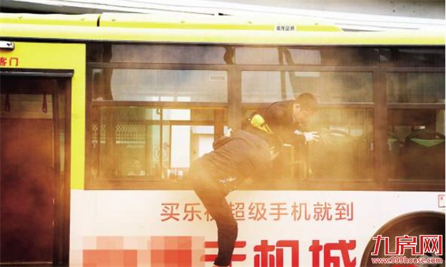 公交车在行驶中突然起火 200名公交司机演练疏散逃生 ——九房网