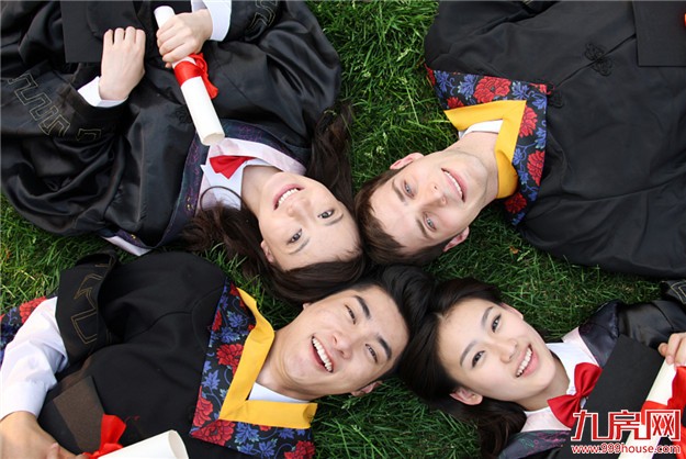 温度启城 | 青春不散场，你是否还臻藏着当年的毕业照？——九房网