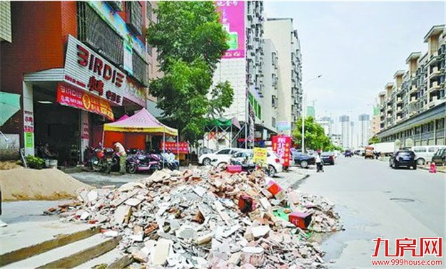成堆建筑垃圾侵占机动车道人行道 行人都要绕道而行——九房网