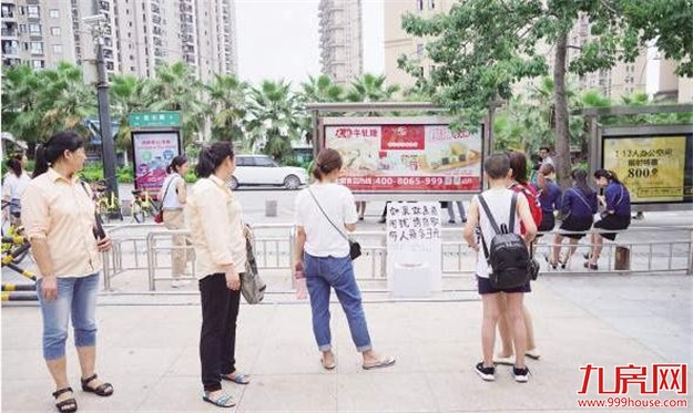 厦门三个公交站设置硬币免费自取箱 有人默默往里投硬币——九房网