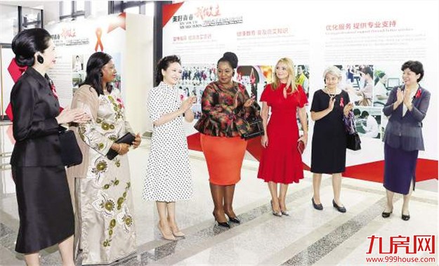 彭丽媛同外方团长夫人走进厦大 签名祝福青年一代——九房网