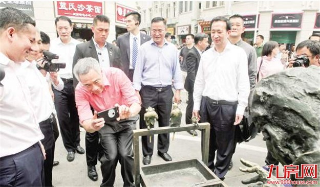 新加坡总理李显龙现身中山路逛街 不时拿出手机拍照——九房网 新加坡总理李显龙现身中山路逛街 不时拿出手机拍照——九房网