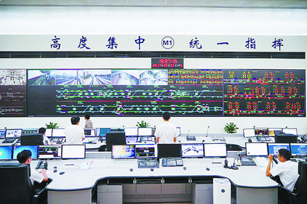 4名留美学生试乘1号线赞叹:厦门地铁更智能化人性化——九房网 4名留美学生试乘1号线赞叹:厦门地铁更智能化人性化——九房网