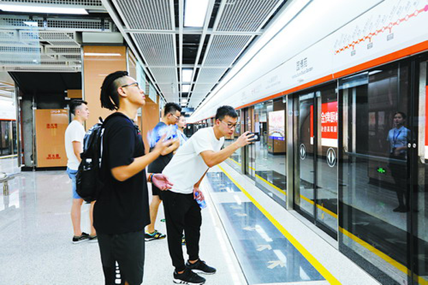 4名留美学生试乘1号线赞叹:厦门地铁更智能化人性化——九房网 4名留美学生试乘1号线赞叹:厦门地铁更智能化人性化——九房网