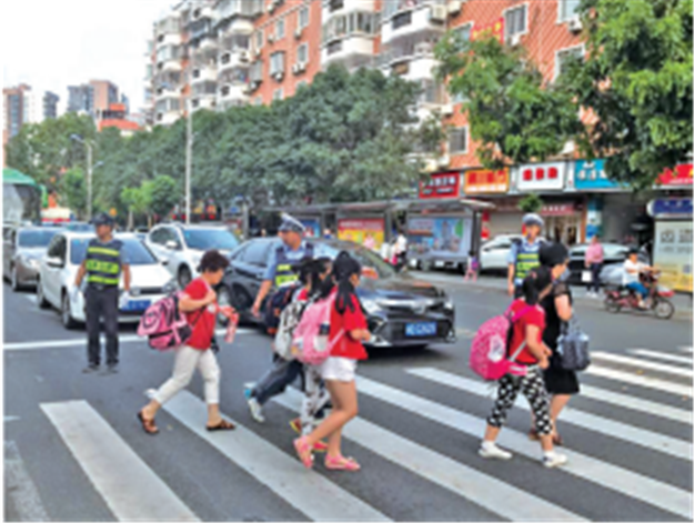 我市交警多措并举筑牢校园交通安全“防护网”——九房网 我市交警多措并举筑牢校园交通安全“防护网”——九房网