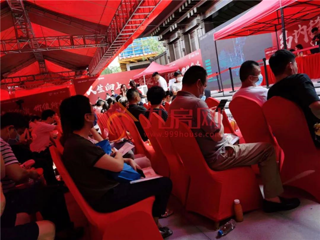 现场直击！刚刚，厦门两大豪宅齐开！大批有钱人排队抢！——九房网