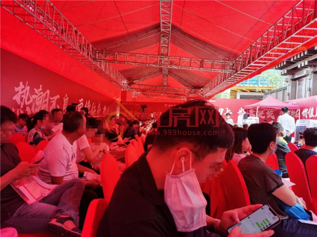 现场直击！刚刚，厦门两大豪宅齐开！大批有钱人排队抢！——九房网