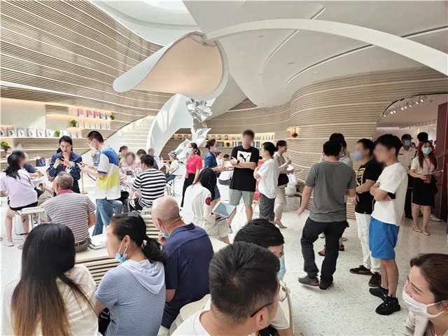 现场直击！刚刚，厦门两大豪宅齐开！大批有钱人排队抢！——九房网