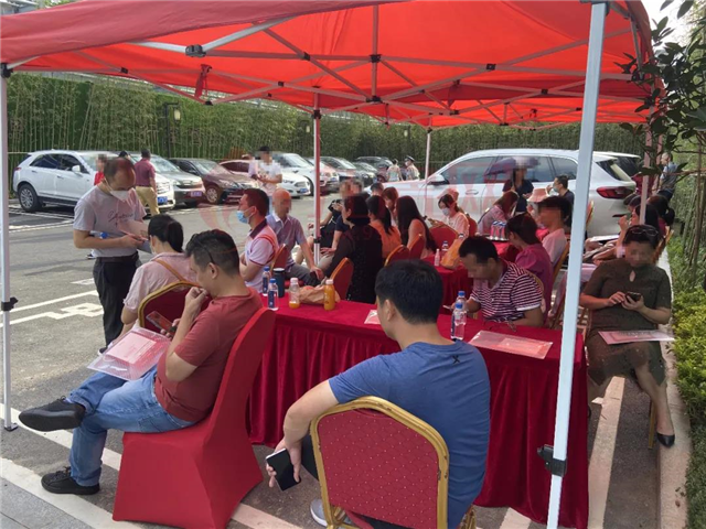 现场直击！刚刚，厦门两大豪宅齐开！大批有钱人排队抢！——九房网