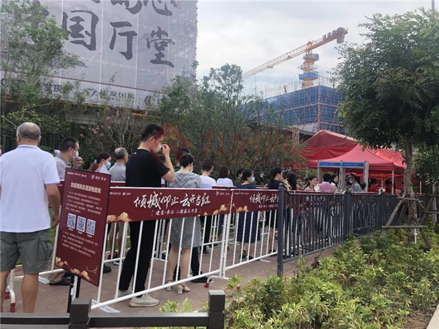 现场直击！刚刚，厦门两大豪宅齐开！大批有钱人排队抢！——九房网