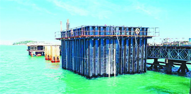 最新！第二东通道A2标海上互通区无封底钢混组合吊箱下海——九房网