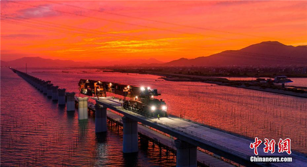 世界首台千吨级架桥机“昆仑号”在福厦高铁开启海上铺架——九房网