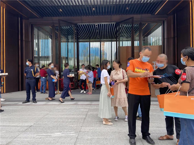 连夜排队!400人现场抢房!厦门再现火爆开盘!——九房网 连夜排队!400人现场抢房!厦门再现火爆开盘!——九房网