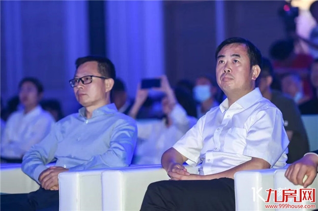 世界聚焦新经济！一刻talks新经济·春季创新峰正在举行——九房网