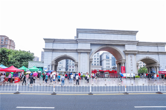 泉州高考场外的应援团：穿旗袍发加油包，为考生提供补给站——九房网