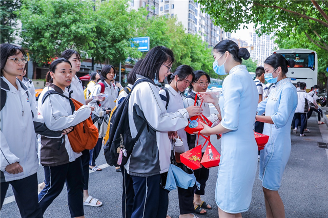 泉州高考场外的应援团：穿旗袍发加油包，为考生提供补给站——九房网