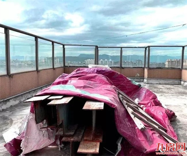 人民网报道!10年“屹立不倒”,福州惊现“最牛”违建!——九房网 人民网报道!10年“屹立不倒”,福州惊现“最牛”违建!——九房网