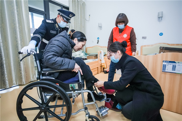 慰问孤寡老人 传递温情暖人心——九房网 慰问孤寡老人 传递温情暖人心——九房网