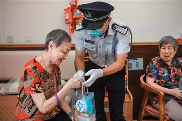 细节控有多温暖?这家物业凭一把伞就能出圈——九房网 细节控有多温暖?这家物业凭一把伞就能出圈——九房网