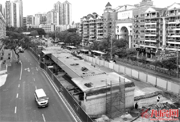 首跨钢箱梁完成吊装 工业路提升改造全面转入上部结构施工——九房网 首跨钢箱梁完成吊装 工业路提升改造全面转入上部结构施工——九房网