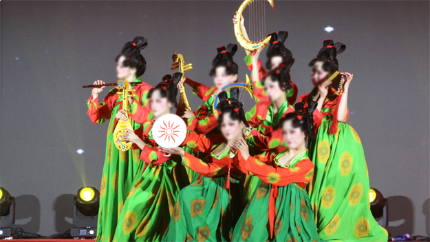 速抢!首场沉浸式“国风华服大秀”即将重磅登鹭!——九房网 速抢!首场沉浸式“国风华服大秀”即将重磅登鹭!——九房网