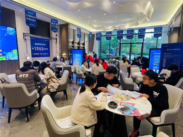 太炸了!唱RAP的龙湖燃起来了!——九房网 太炸了!唱RAP的龙湖燃起来了!——九房网